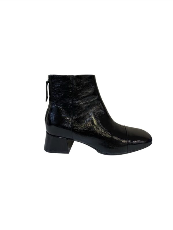 <p>
  Tronchetto a punta quadra in vernice naplack con tacco di 4 cm
</p>Carmens