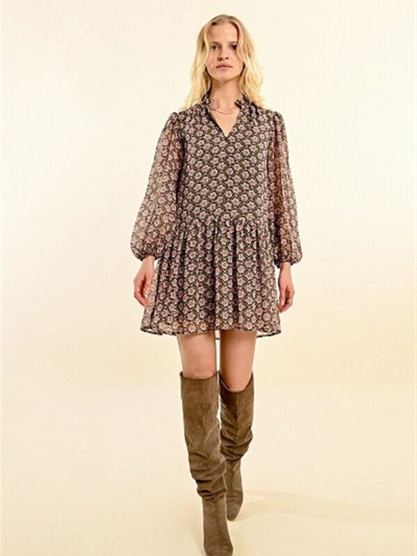 <p>
  Abito corto in voile stampato
</p>Molly Bracken