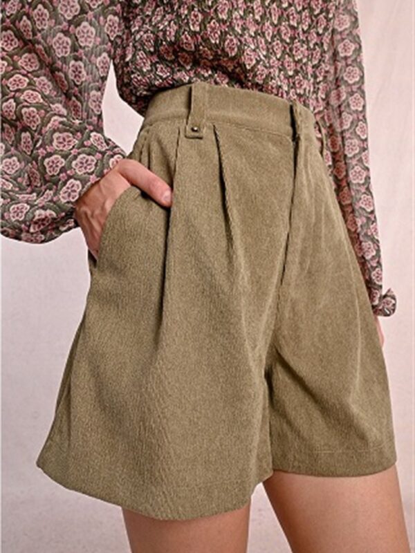 <p>
  Shorts con pences
</p>Molly Bracken