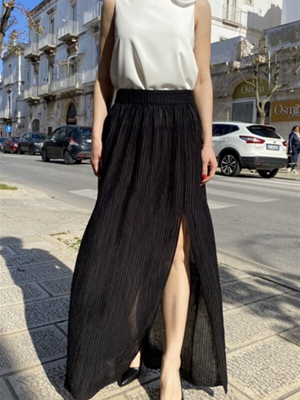 <p>
  Gonna in tessuto rigato con spacco e zip laterale
</p>Tolérance Couture