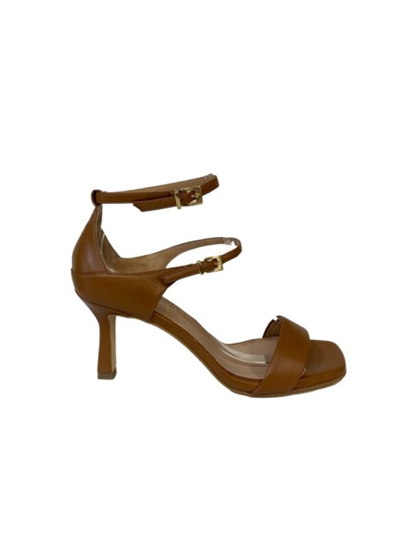 <p>
  Sandalo cuoio tacco 7 cm con fascia e doppio braccialetto 
</p>Andrea Pinto