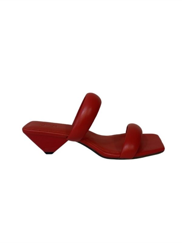 <p>
  Sandalo cartier con tacco a cono di 5 cm 
</p>Jvam