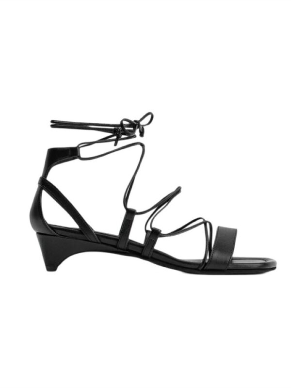 <p>
  Sandalo alla schiava con tacco di 4 cm nero
</p>Poeve