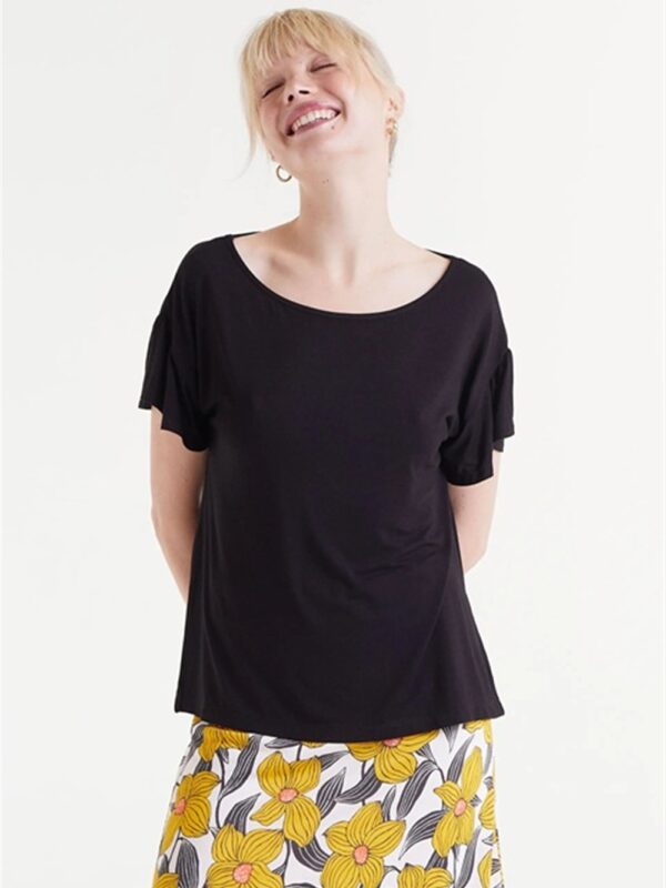 <p>
  T-shirt basic con scollo ampio
</p>Compania Fantastica