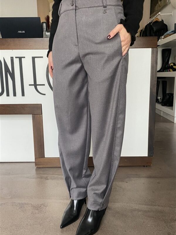 <p>
  Pantalone modello baloon con bottone alla caviglia
</p>Dixie