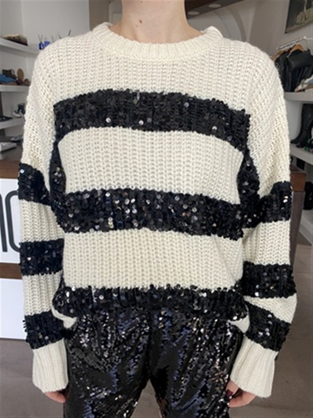 <p>
  Maglioncino a scatola con fasce di paillettes
</p>Dixie