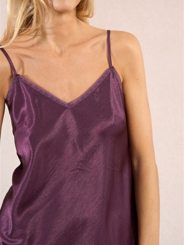 <p>
  Top in raso con pizzo sungo lo scollo
</p>Molly Bracken