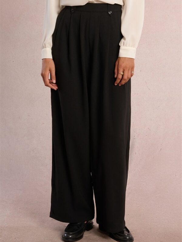 <p>
  Pantalone a palazzo con pences
</p>Molly Bracken