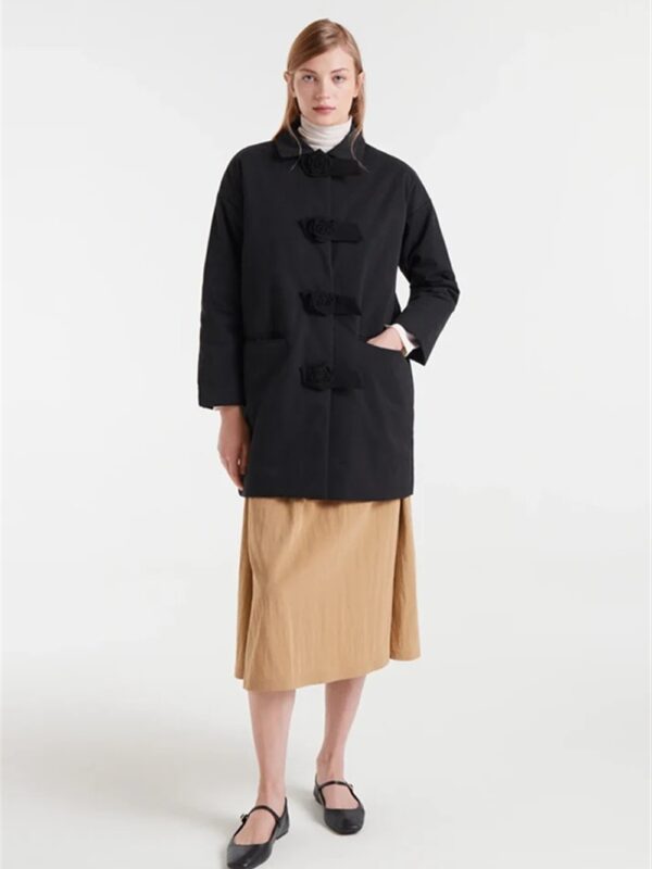 <p>
  Cappotto con bottoni a forma di rosa
</p>Compania Fantastica