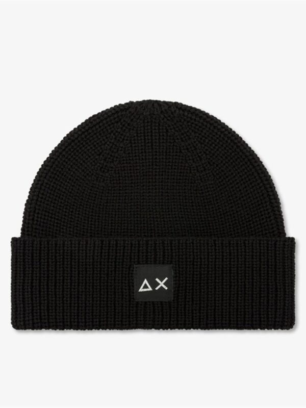 <p>
Berretto beanie in misto lana con logo NERO
</p>Sun 68