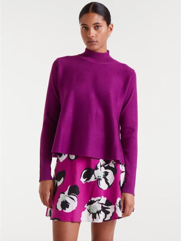 <p>
  Maglioncino scampanato con collo alto
</p>Compania Fantastica