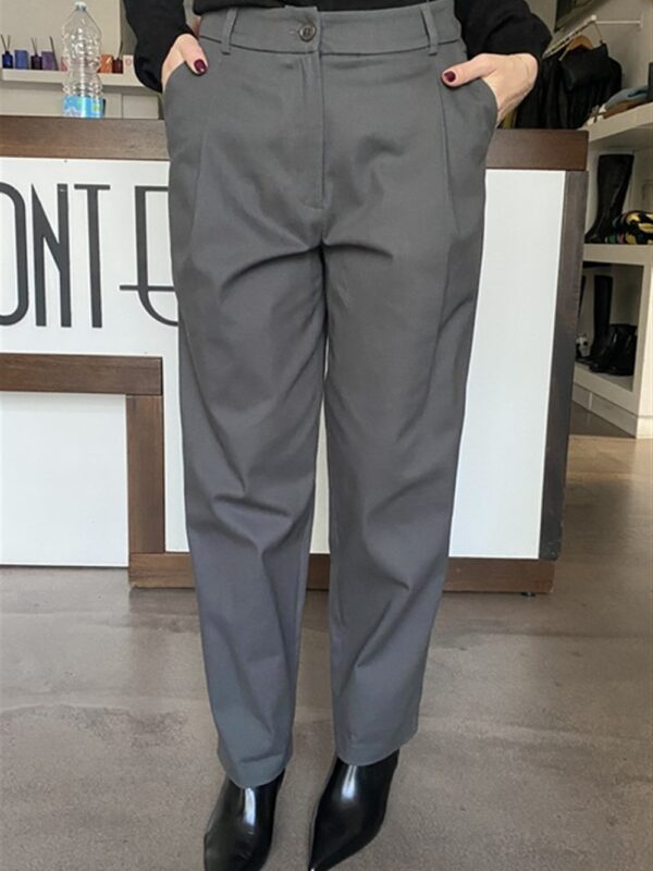 <p>
  Pantalone carrot fit con pences GREY STEEL
</p>Silvian Heach