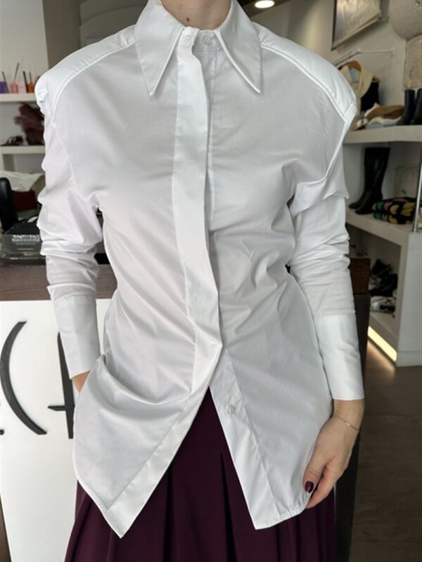 <p>
  Camicia sfiancata con spalla imbottita
</p>Dixie