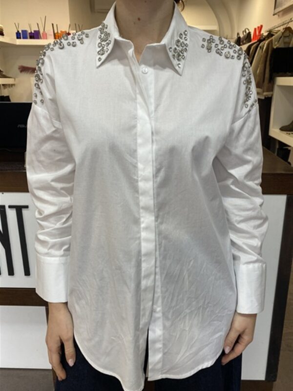 <p>
  Camicia a scatola con applicazioni su spalla e colletto
</p>Dixie