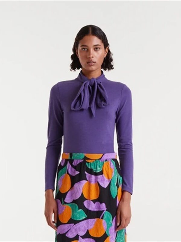 <p>
  Maglia a manica lunga con lembi frontali da annodare VIOLA
</p>Compania Fantastica