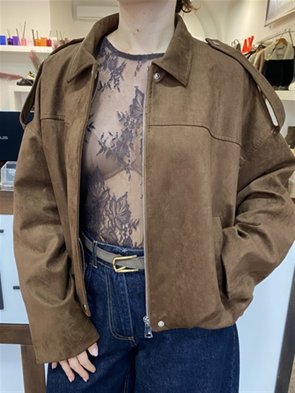 <p>
  Bomber over in suede
</p>Kontatto