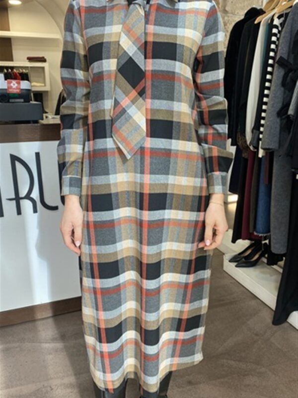 <p>
  Abito lungo in tartan con cravatta inclusa
</p>Dixie