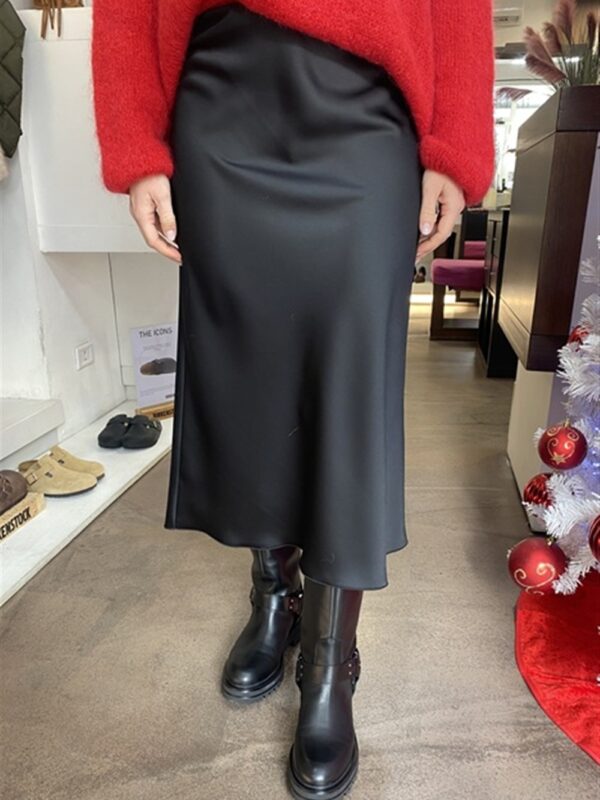 <p>
  Gonna midi in satin
</p>Dixie