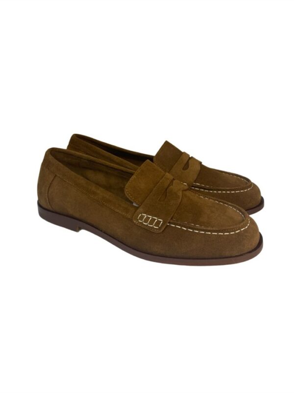 <p>
  Mocassino college con cuciture a contrasto camoscio cuoio
</p>Vsl