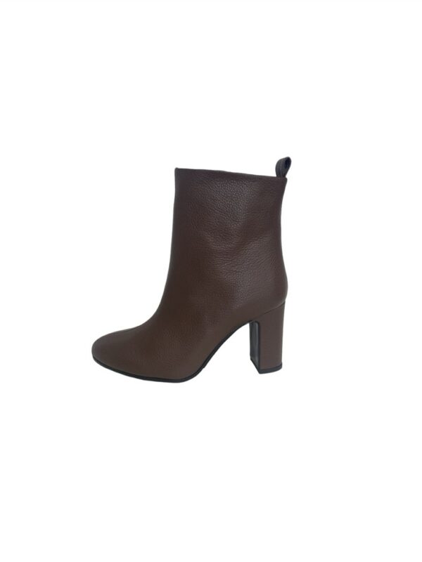 <p>
Tronchetto in pelle con tacco 7 cm
</p>Marc Ellis