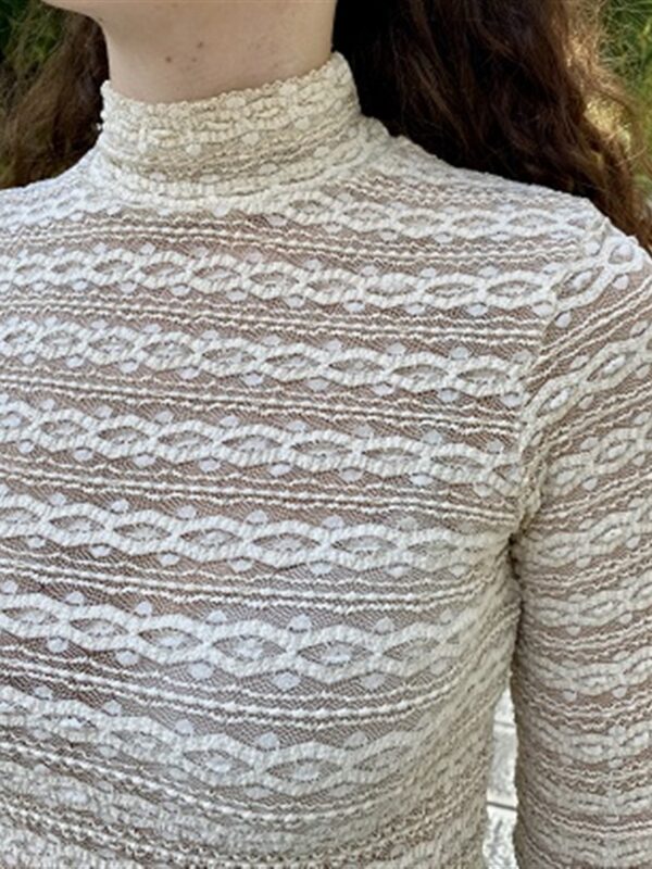 <p>
Maglia semitrasparente con tessuto tramato
</p>Dixie