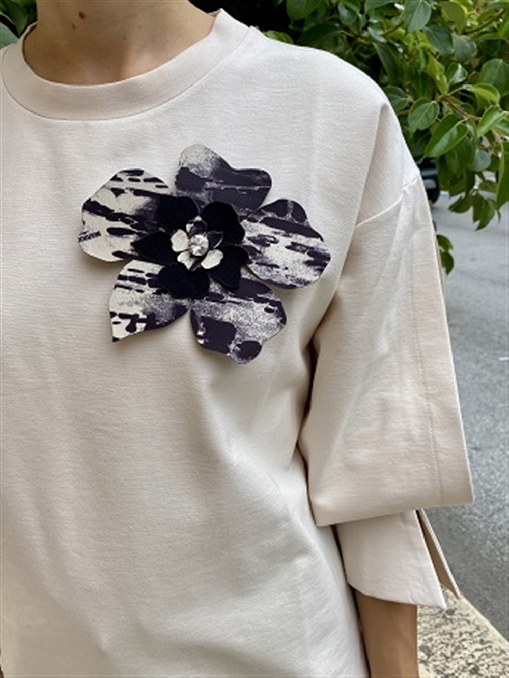 <p>
  Felpa in punto milano con spilla removibile
</p>Mariuccia Milano