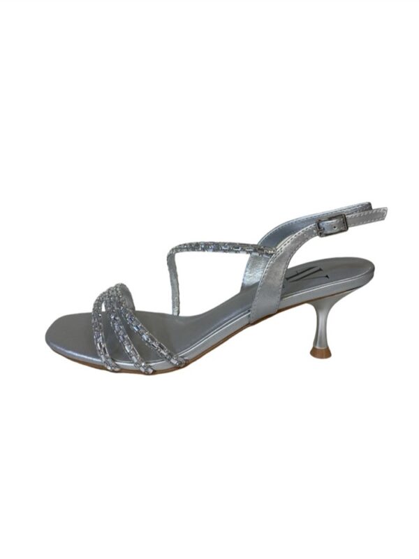 <p>
Sandalo a punta quadra con fascette + fascia diagonale entrambe gioiello con tacco
5 cm
</p>Albano Vanity