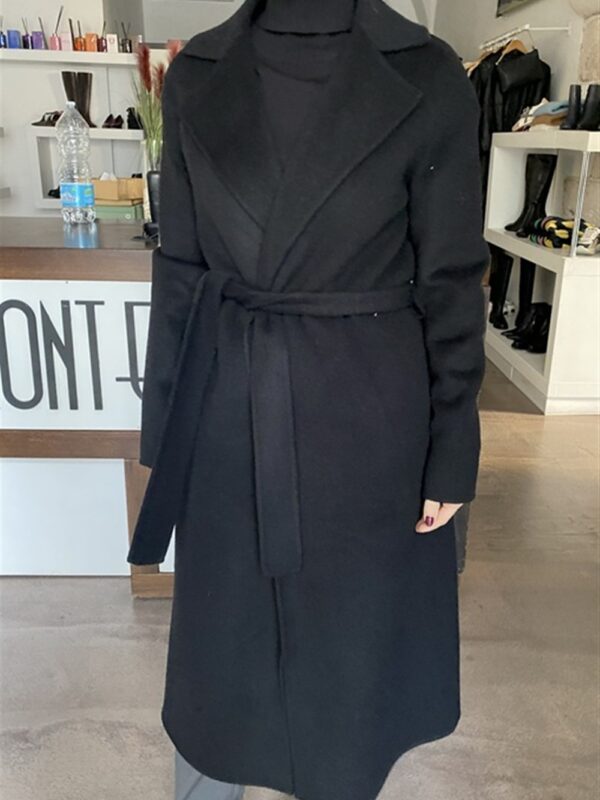 <p>
Cappotto lungo con cintura BLACK
</p>Silvian Heach