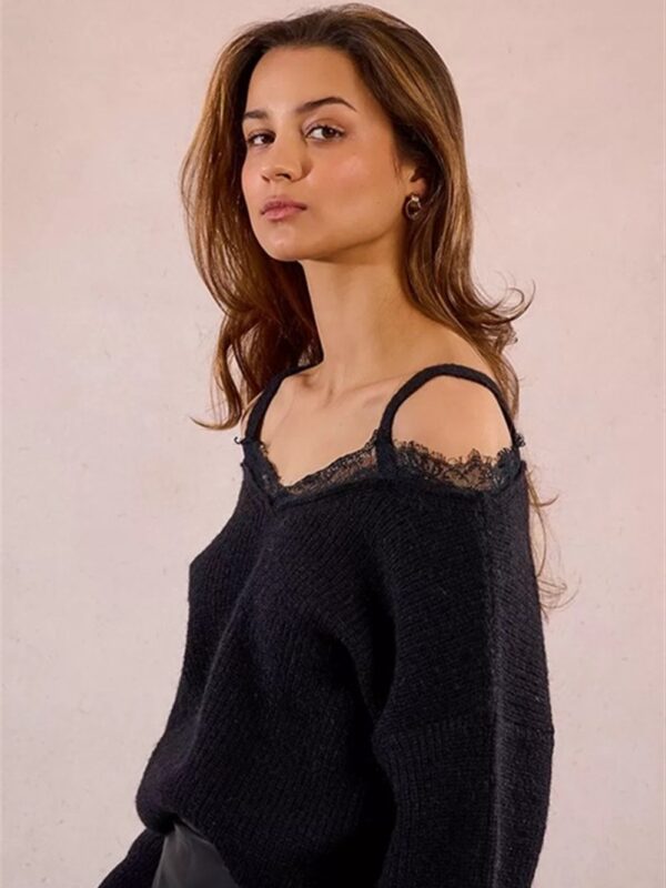 <p>
Maglioncino omerale con dettagli in pizzo
</p>Molly Bracken