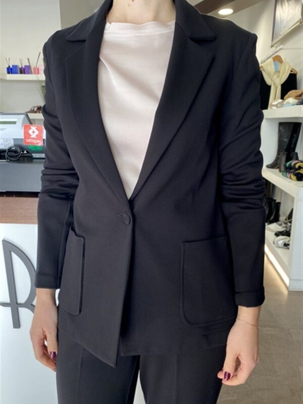 <p>
  Giacca monopetto in tessuto stretch con tasche frontali NERA
</p>H2o