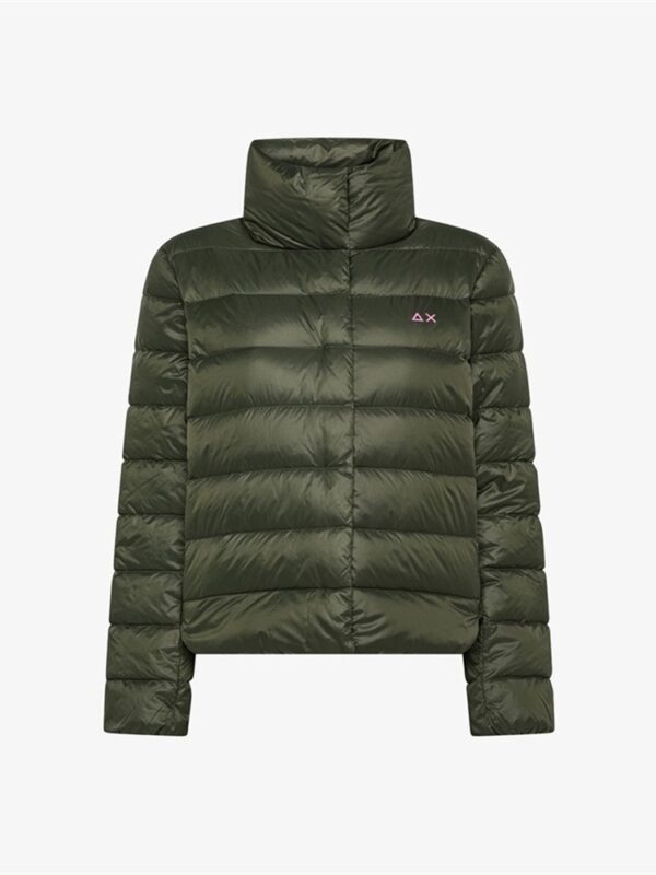 <p>
Piumino in nylon trapuntato con collo alto MILITARE SCURO
</p>Sun 68