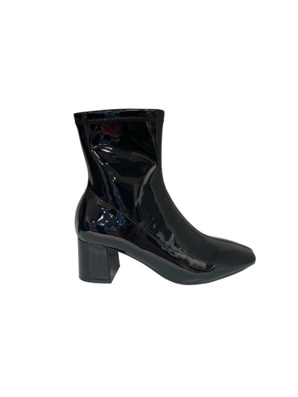 <p>
  Tronchetto in vernice con tacco 5 cm 
</p>Uma Parker