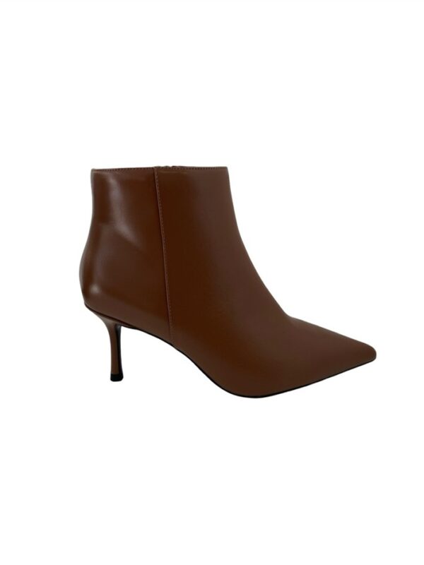 <p>
Tronchetto in vitello con tacco di 7 cm CUOIO
</p>Chiconic