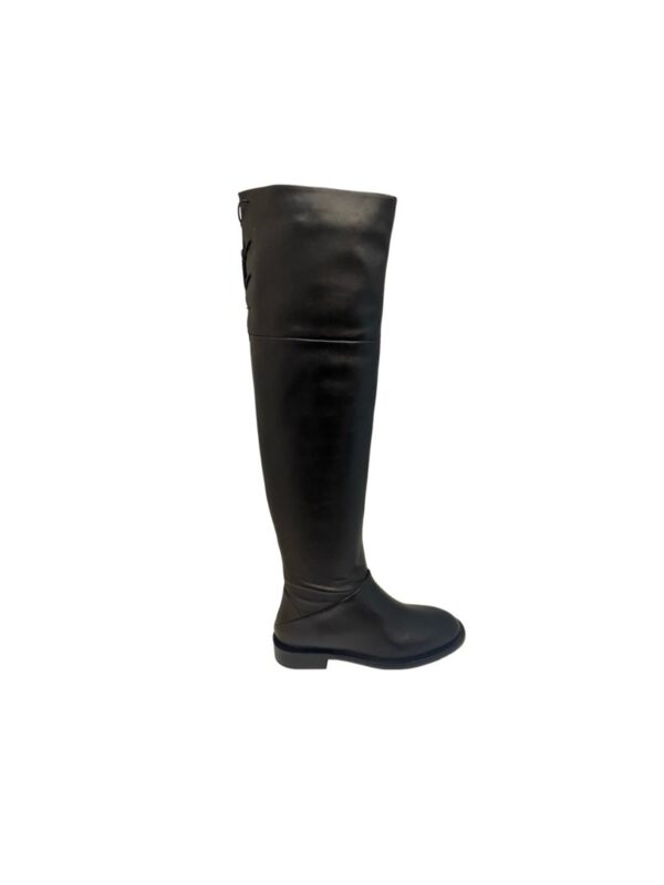 <p>
  Stivale con gambale al ginocchio e lacci posteriori
</p>Jvam