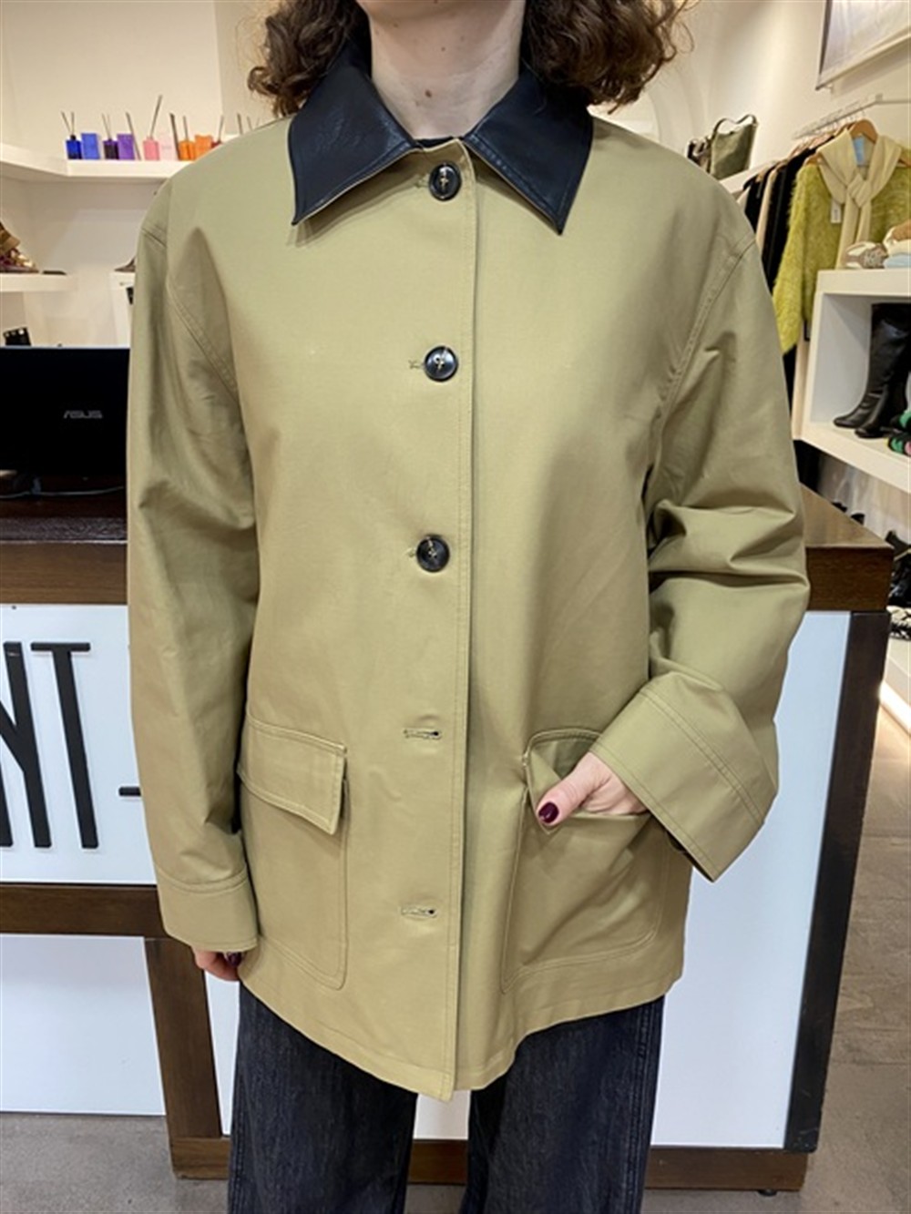 <p>
Giacca con colletto in ecopelle e trapuntina interna removibile
</p>Eleh