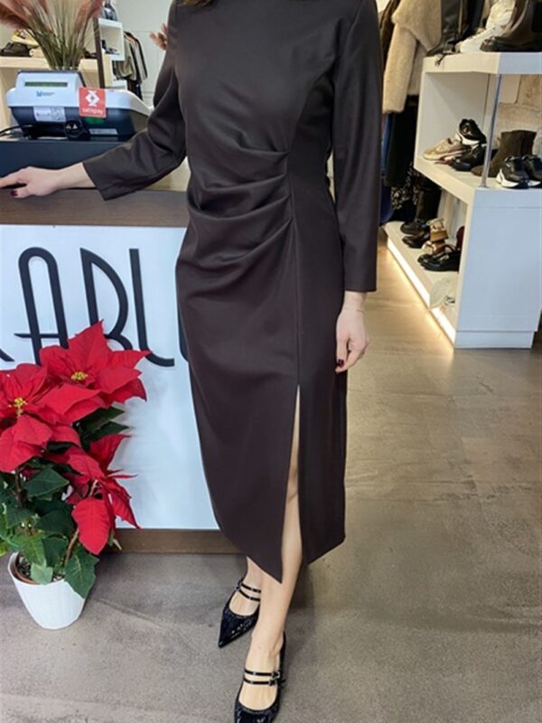 <p>
Abito manica lunga con spacco e drappeggio moro
</p>Angela Davis