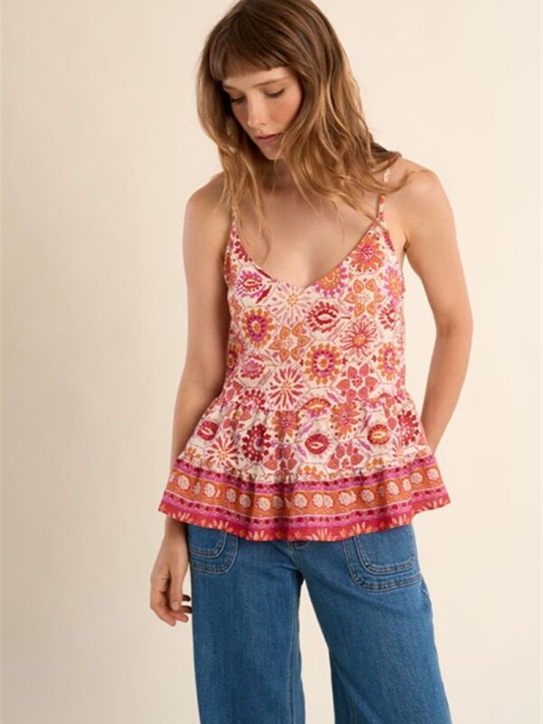 <p>
  Top a fantasia con balza
</p>Molly Bracken