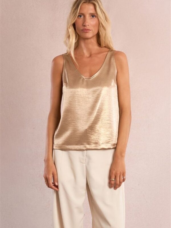 <p>
  Canotta in raso
</p>Molly Bracken