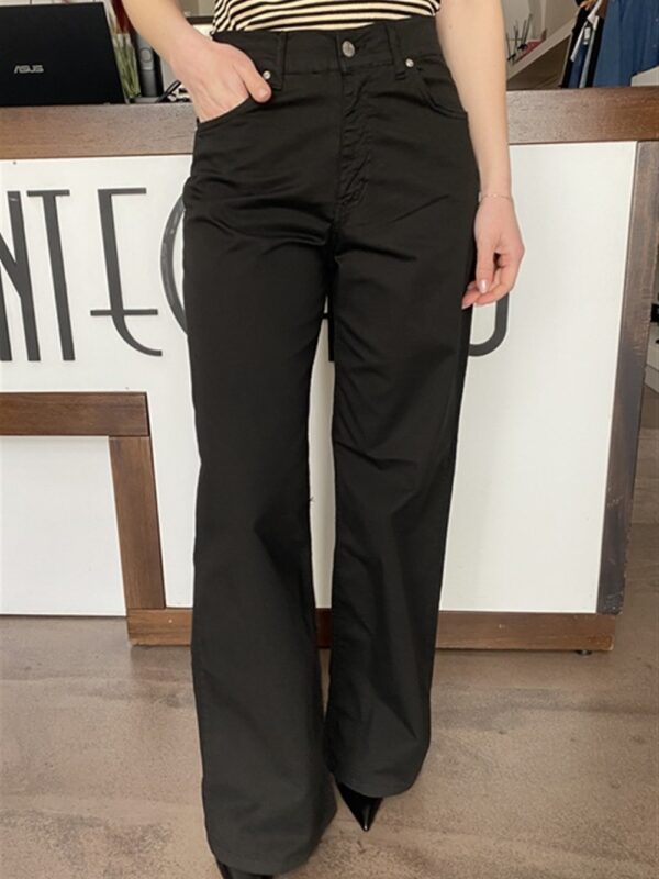 <p>
  Pantalone 5 tasche gamba dritta nero
</p>Le _Sarte _Del_Sole