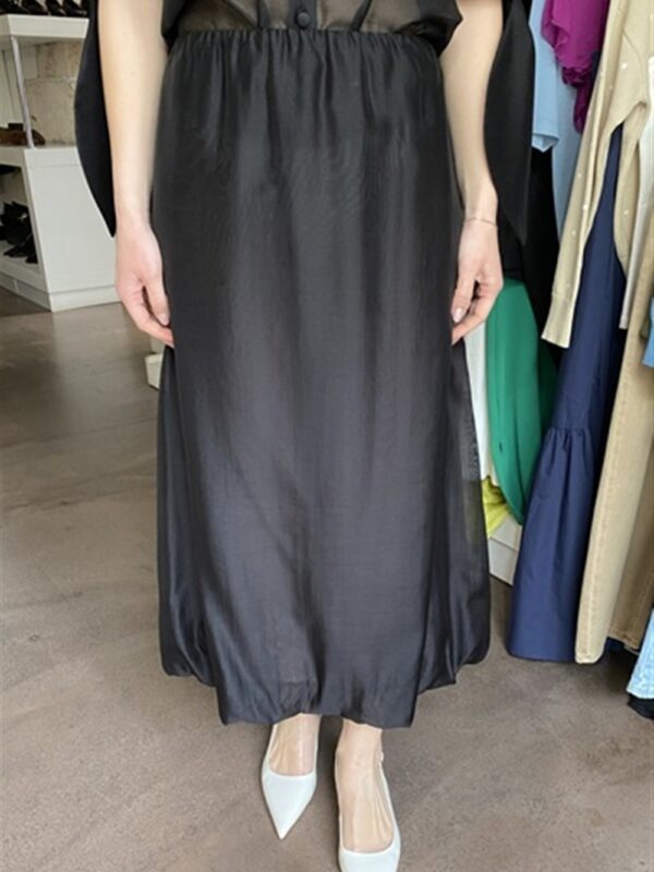 <p>
  Gonna midi con elastico interno in vita nera
</p>Tolérance Couture