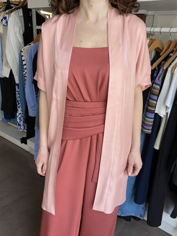 <p>
  Spolverino a mezza manica in tessuto cangiante cipria
</p>Tolérance Couture