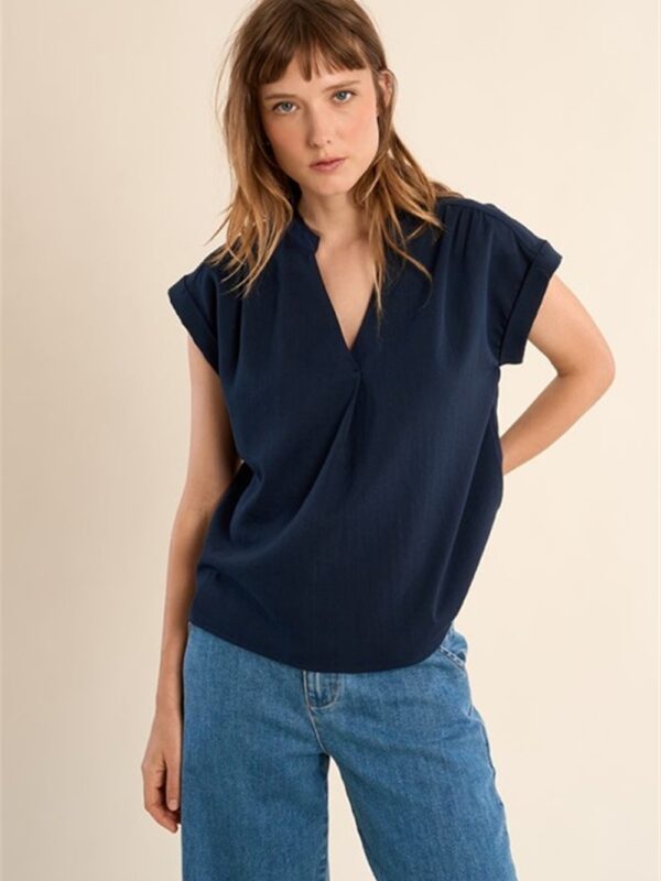 <p>
Maglia con scollo a v
</p>Molly Bracken