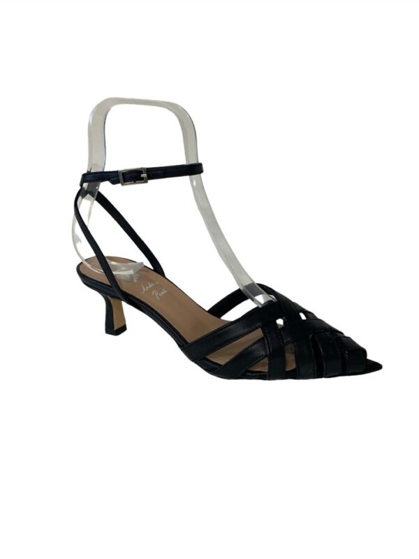 <p>
Sandalo a punta con braccialetto, incrocio di fascette e tacco 5 cm nero
</p>Andrea Pinto