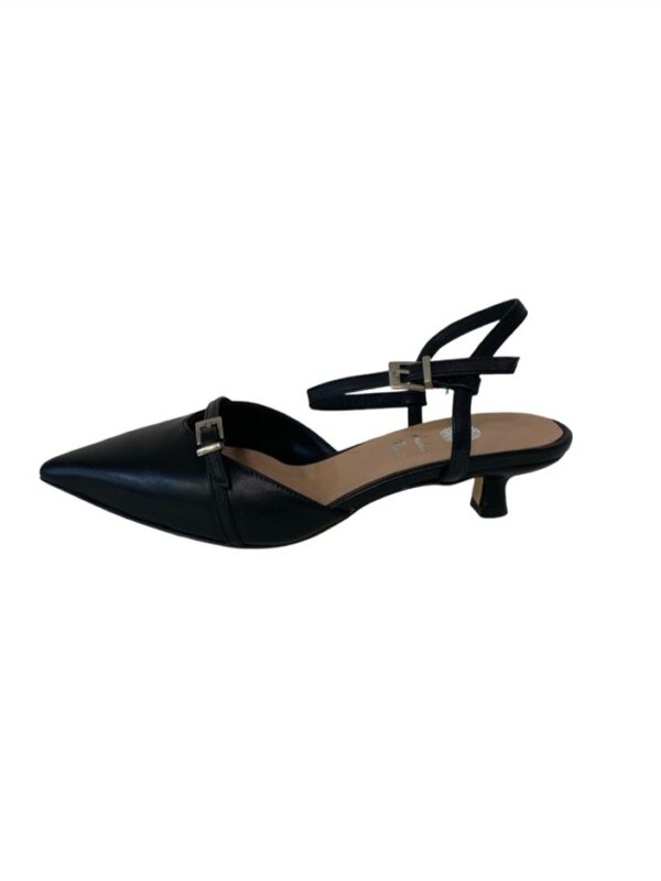 <p>
Sandalo a punta con braccialetto e tacco di 3 cm
</p>Andrea Pinto