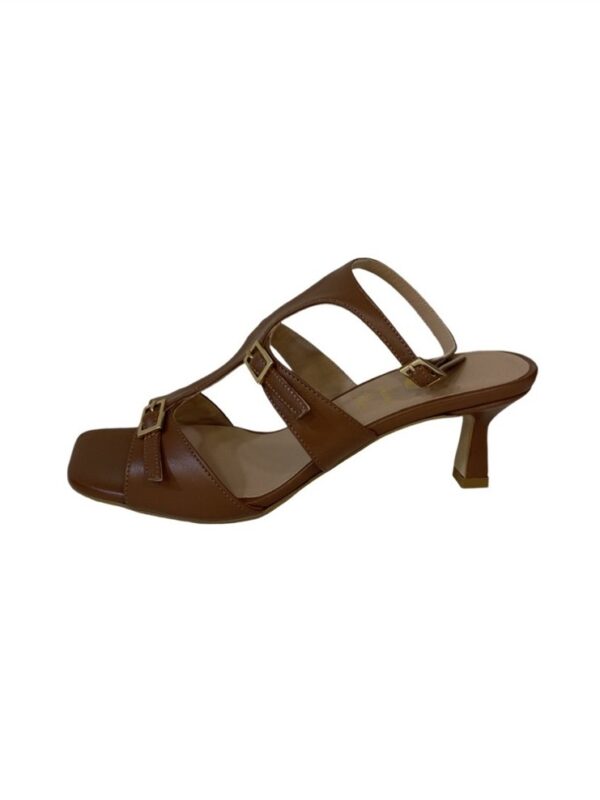 <p>
Sandalo con fasce, fibbie, braccialetto e tacco di 5 cm
</p>Andrea Pinto