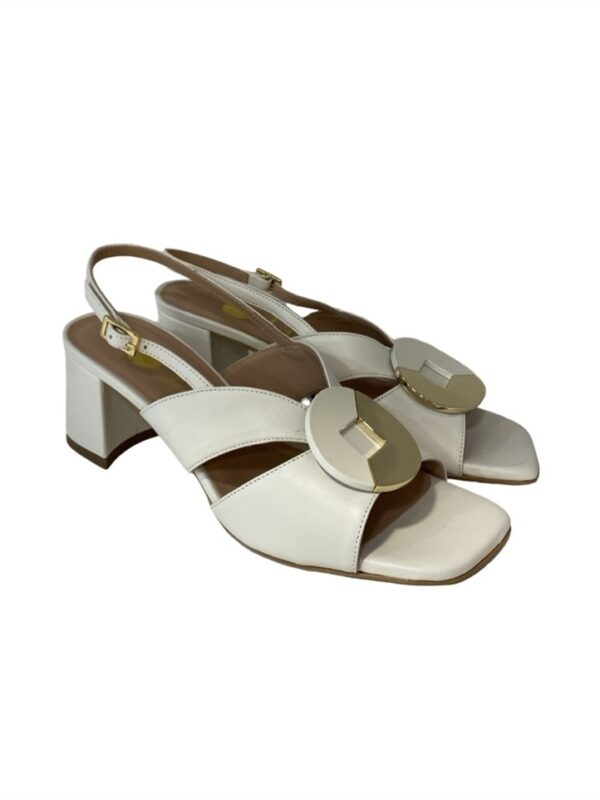 <p>
Sandalo a punta quadra con accessorio e tacco di 5 cm
</p>Andrea Pinto