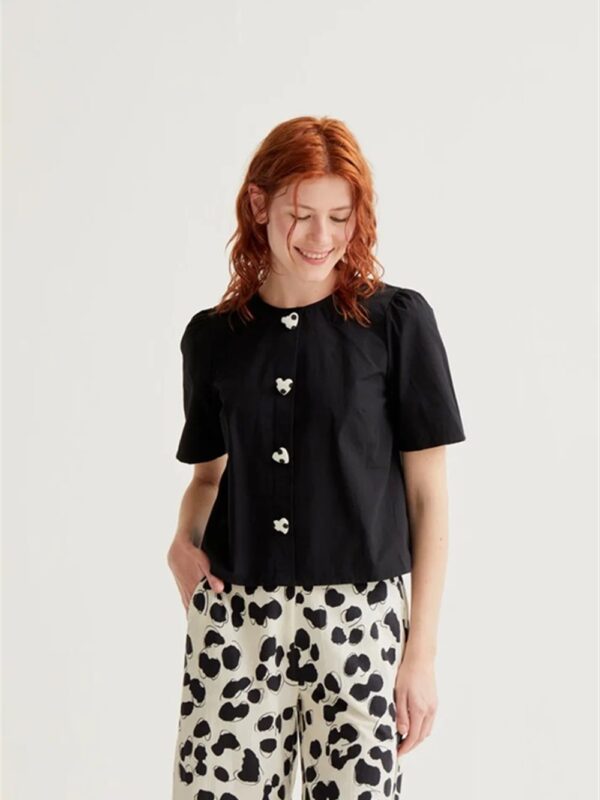 <p>
  T-shirt con bottoni a forma di cuore
</p>Compania Fantastica