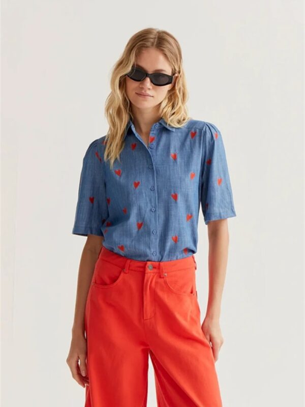 <p>
Camicia in chambray 100% cotone con cuori ricamati
</p>
<p>
</p>Compania Fantastica