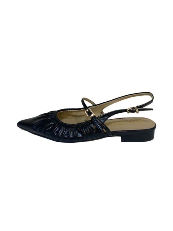 <p>
  Slingback con scollo drappeggiato e cinturino orizzontale
</p>Chiconic