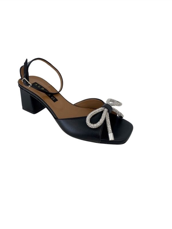 <p>
  Sandalo con accessorio
</p>Albano